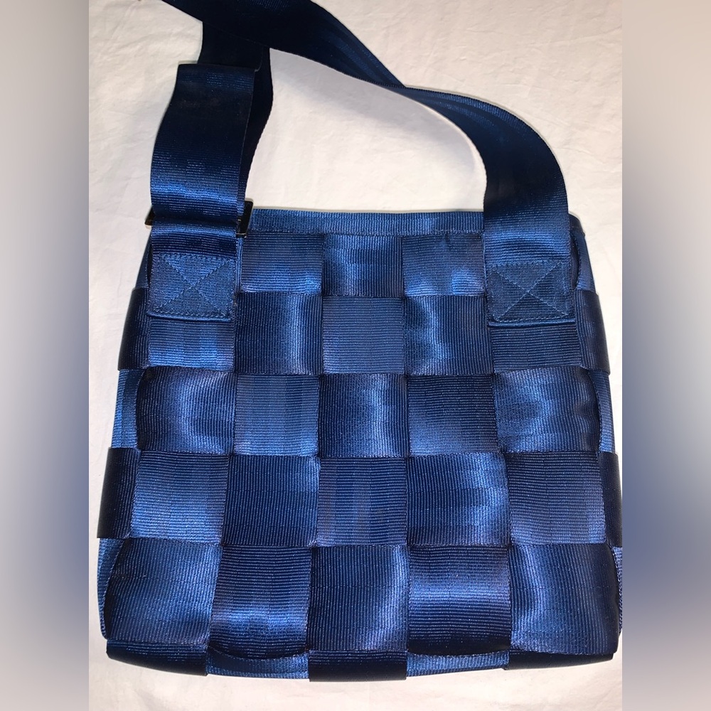 Harvey’s Blue seatbelt crossbody purse - Picture 5 of 7